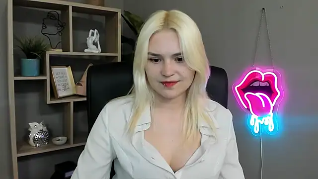 SweetLilyxo online show from May 12, 1:30 pm