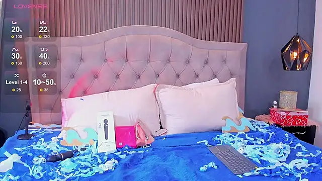 Noa 03 online show from March 13, 6:25 pm