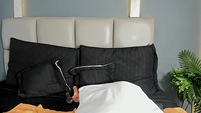 Snapshot of FemNoa chatting on March 4, 1:50 pm FemNoa online show from March 4, 1:50 pm