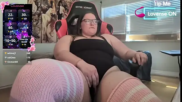 Snapshot of lillythotz chatting on April 3, 8:51 pm lillythotz online show from April 3, 8:51 pm