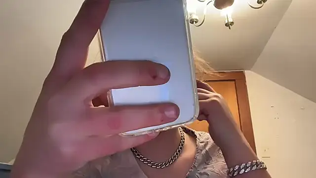 Snapshot of RaeganV chatting on February 26, 7:18 am RaeganV online show from February 26, 7:18 am