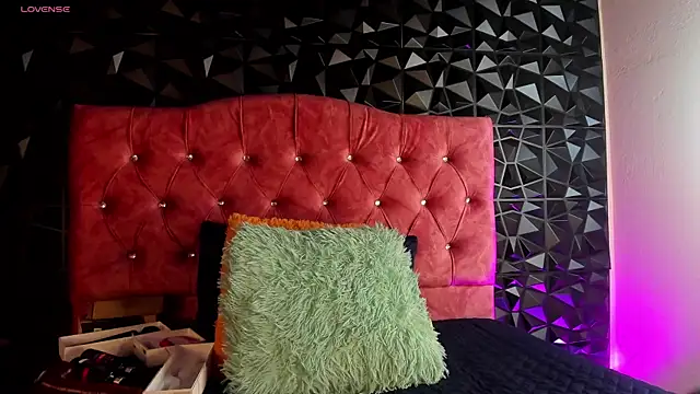 Snapshot of karenwild_1 chatting on April 25, 1:08 am karenwild 1 online show from April 25, 1:08 am