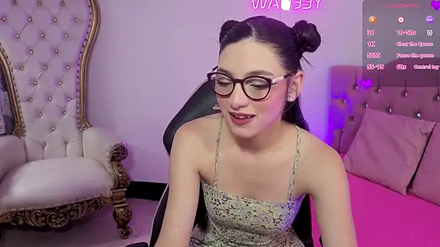 MAHYRA TAY online show from April 8, 7:25 pm