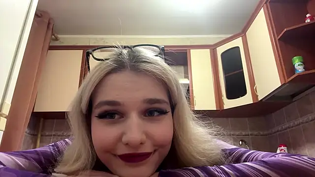 MiaBerlateen online show from February 9, 2:43 pm