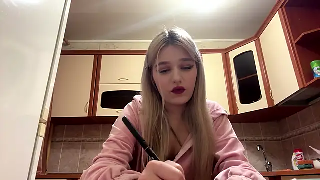 MiaBerlateen online show from February 13, 3:41 pm