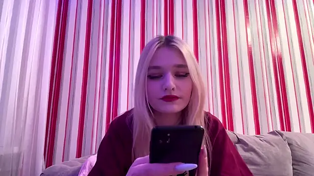 MiaBerlateen online show from February 19, 6:15 pm