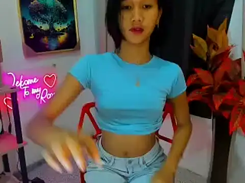 littlemikay online show from February 18, 6:31 am