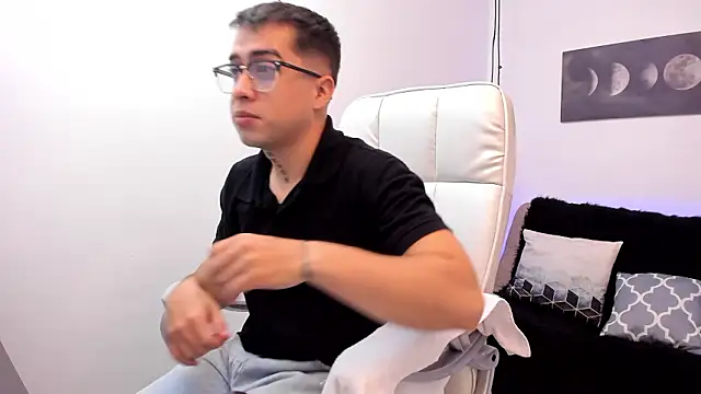 Snapshot of Tommas_Jhonson chatting on March 2, 11:55 pm Tommas Jhonson online show from March 2, 11:55 pm