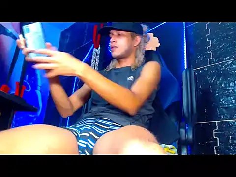 Snapshot of dylan_desire chatting on July 18, 7:28 pm dylan desire online show from July 18, 7:28 pm