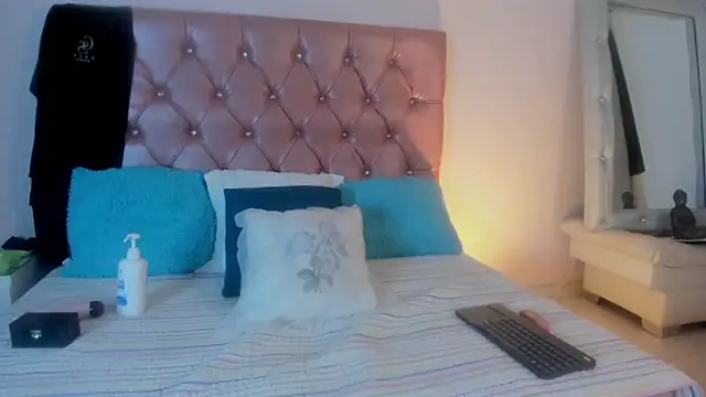 Snapshot of shantall_cruzz chatting on March 18, 3:42 am shantall cruzz online show from March 18, 3:42 am