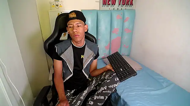 Snapshot of Taylerr_19 chatting on February 11, 8:25 pm Taylerr 19 online show from February 11, 8:25 pm