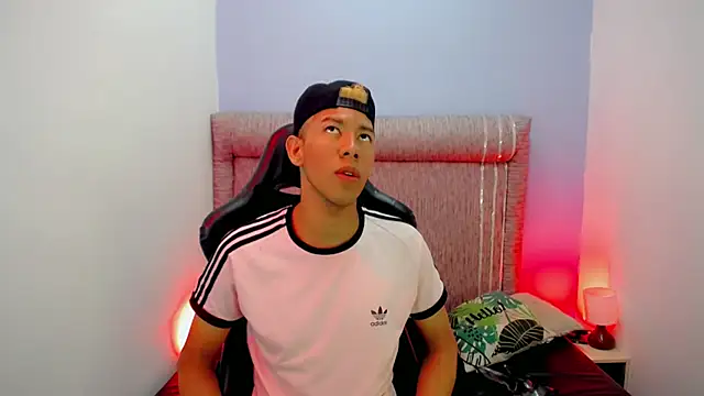 Snapshot of Taylerr_19 chatting on February 18, 4:08 am Taylerr 19 online show from February 18, 4:08 am