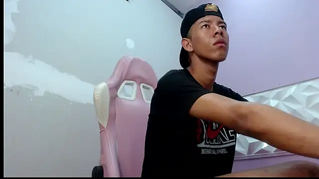 Snapshot of Taylerr_19 chatting on February 20, 1:44 pm Taylerr 19 online show from February 20, 1:44 pm