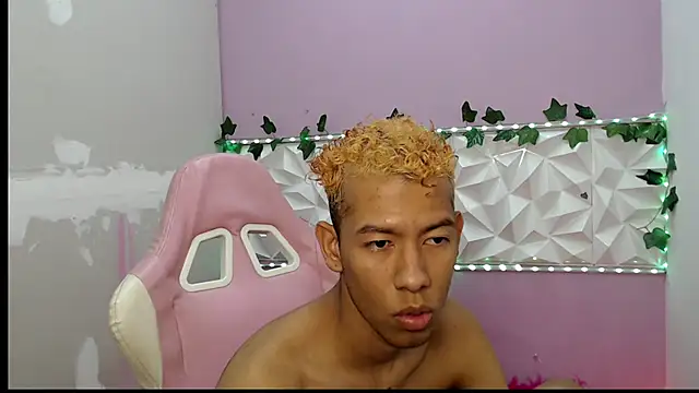 Snapshot of Taylerr_19 chatting on February 27, 3:28 am Taylerr 19 online show from February 27, 3:28 am