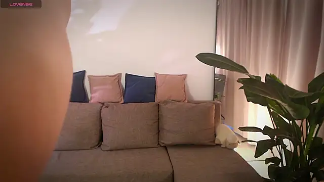 Alika L V online show from April 13, 3:50 pm