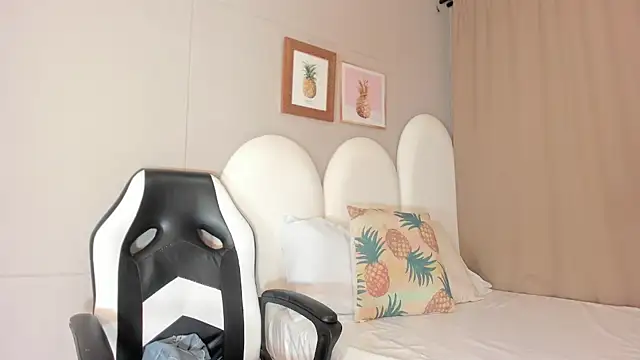 luna bradley  online show from March 31, 12:16 pm