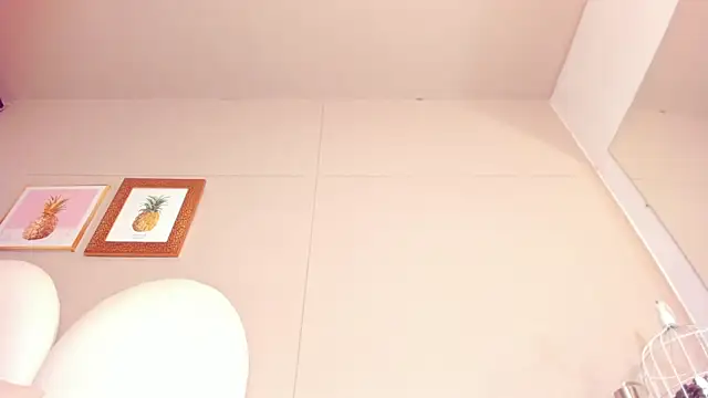 luna bradley  online show from April 14, 12:55 pm