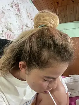 Snapshot of AriBeautiful chatting on March 2, 8:32 am AriBeautiful online show from March 2, 8:32 am