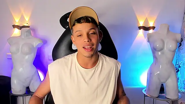 Snapshot of Gael_zambrano chatting on February 24, 11:47 pm Gael zambrano online show from February 24, 11:47 pm