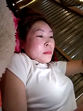 Yiyoongg online show from April 13, 6:30 am