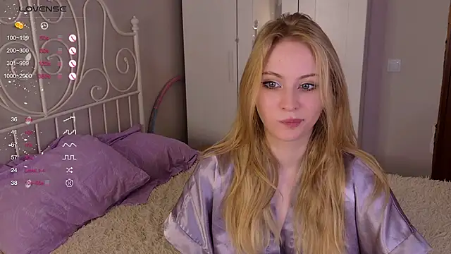 lilMelaniloveis online show from March 30, 7:20 am