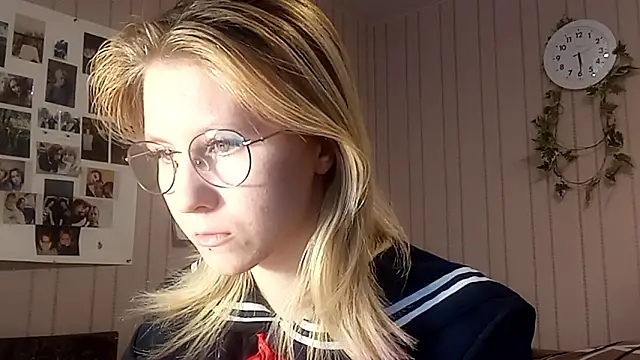 Snapshot of RunawayBr1de chatting on February 17, 2:24 pm RunawayBr1de online show from February 17, 2:24 pm