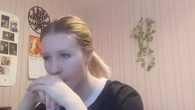 Snapshot of RunawayBr1de chatting on February 22, 2:37 pm RunawayBr1de online show from February 22, 2:37 pm