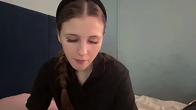 Snapshot of LinaWills chatting on February 9, 9:35 am LinaWills online show from February 9, 9:35 am