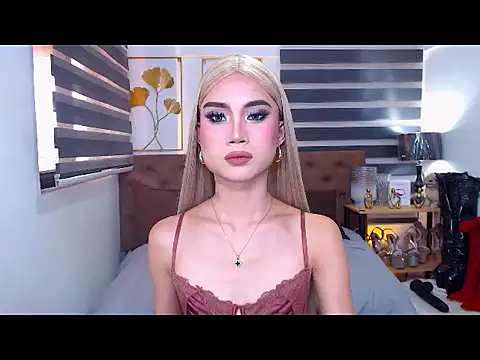 Snapshot of JuicyCockThea chatting on June 15, 3:53 am JuicyCockThea online show from June 15, 3:53 am