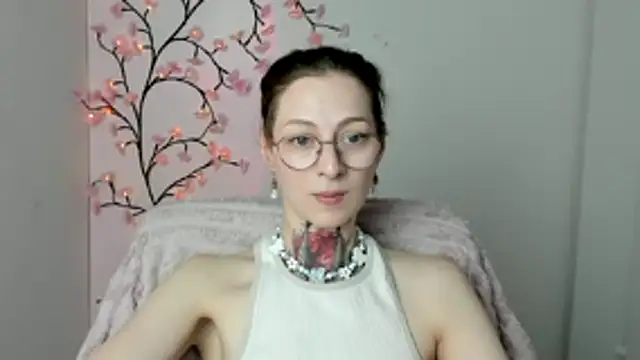 Esmi Winter online show from May 6, 11:26 am