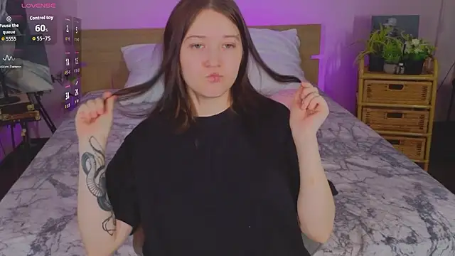 Snapshot of MmollyMay chatting on February 18, 10:00 am MmollyMay online show from February 18, 10:00 am