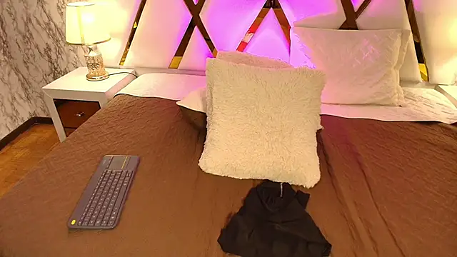 Annie Thompson  online show from March 1, 3:08 am