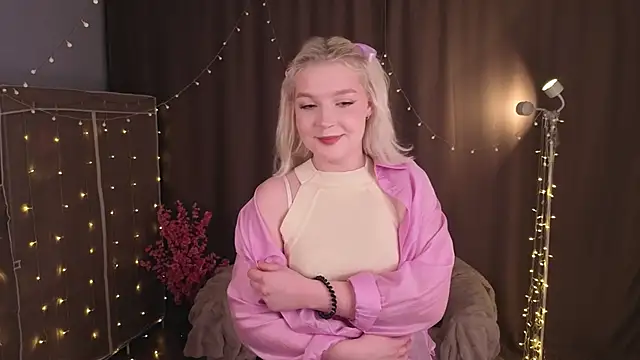 Snapshot of TobiteAnnie chatting on February 19, 4:58 pm TobiteAnnie online show from February 19, 4:58 pm