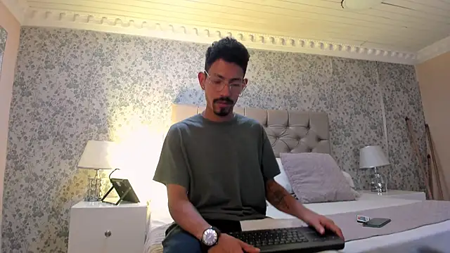 NoaahTylor online show from July 14, 4:28 am