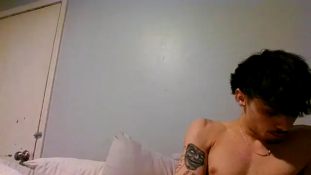 Snapshot of benriskey12 chatting on March 18, 8:50 am benriskey12 online show from March 18, 8:50 am