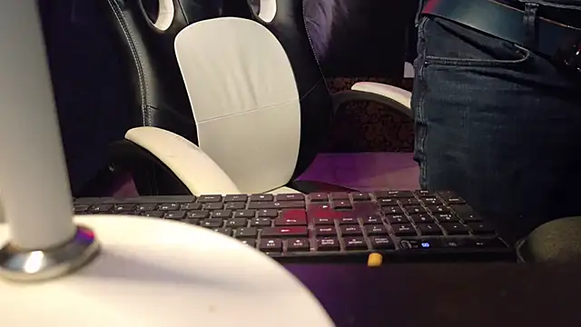 Snapshot of YouAndMe-forever chatting on March 25, 11:33 pm YouAndMe-forever online show from March 25, 11:33 pm