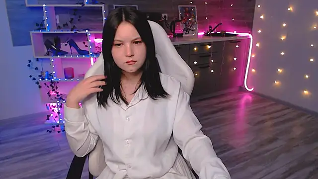 Snapshot of lily_milleerr chatting on February 27, 6:30 pm lily milleerr online show from February 27, 6:30 pm