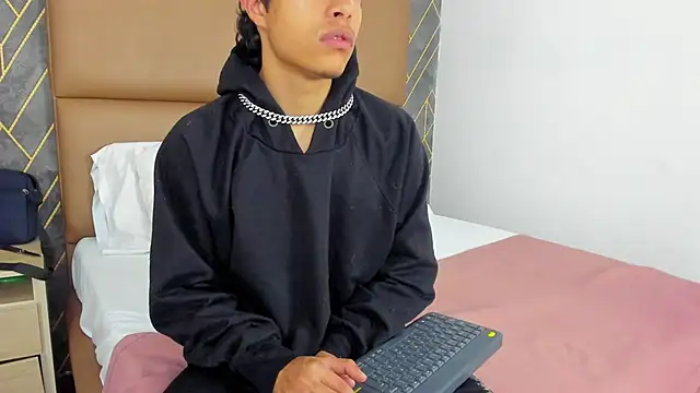 Snapshot of Escanor_Hot chatting on March 4, 8:15 pm Escanor Hot online show from March 4, 8:15 pm