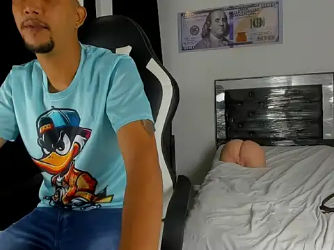 Snapshot of badboy_master chatting on February 12, 11:44 pm badboy master online show from February 12, 11:44 pm