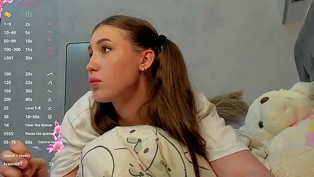 Snapshot of Emily_Lews chatting on June 27, 12:22 pm Emily Lews online show from June 27, 12:22 pm