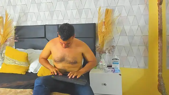 AronGarcia online show from March 3, 11:21 pm