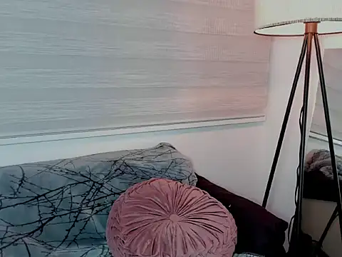 yourlollypetite online show from February 18, 4:52 am