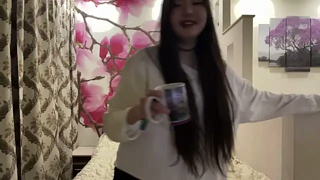 MaeRaads online show from April 18, 7:58 pm