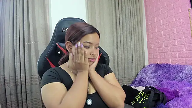 Snapshot of Sienna_Lux01 chatting on February 26, 5:56 pm Sienna Lux01 online show from February 26, 5:56 pm