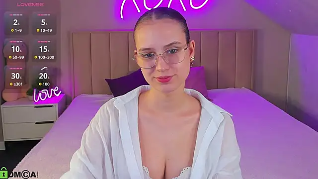 Snapshot of Miaa_Hill chatting on June 15, 10:17 am Miaa Hill online show from June 15, 10:17 am