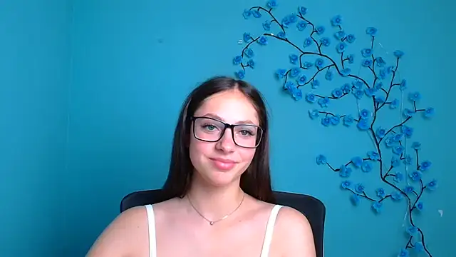 KissMeJulia online show from June 19, 11:25 am