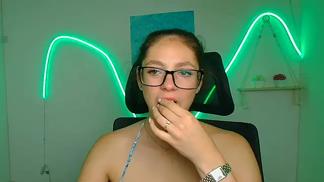 KissMeJulia online show from June 24, 11:20 am