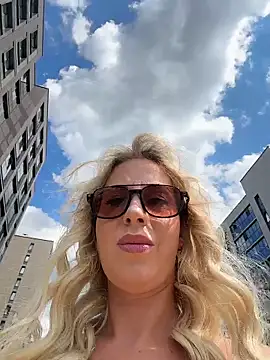Snapshot of LisaMurr chatting on July 1, 11:12 am LisaMurr online show from July 1, 11:12 am