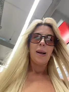 Snapshot of LisaMurr chatting on July 5, 2:02 pm LisaMurr online show from July 5, 2:02 pm