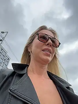 Snapshot of LisaMurr chatting on July 14, 11:16 am LisaMurr online show from July 14, 11:16 am